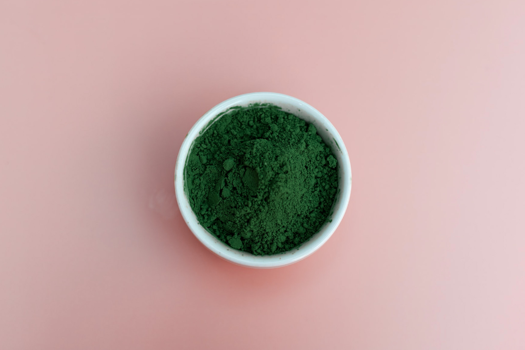 Por állagú chlorella alga egy tálban. Chlorella algával a fibromialgia tünetei ellen